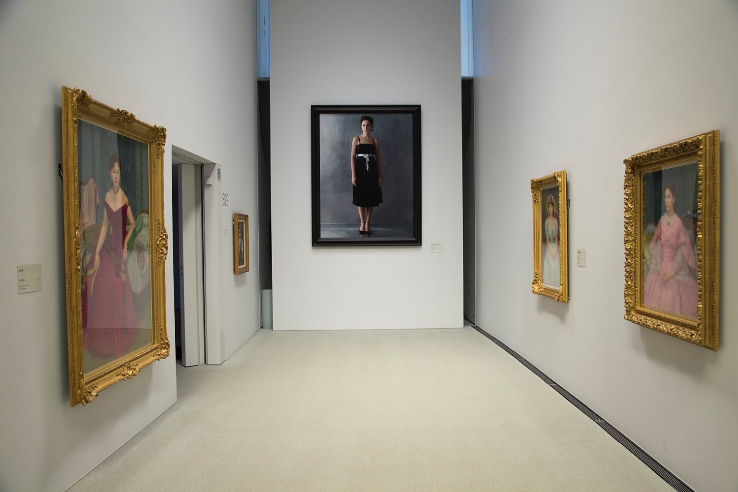 ホキ美術館の内観の写真